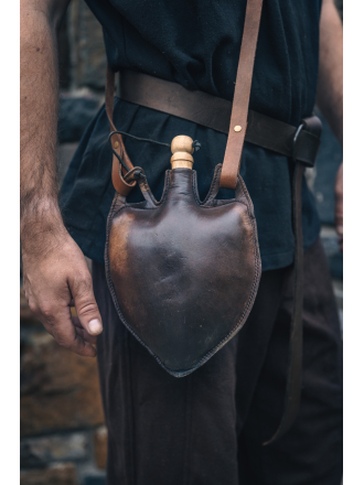 Trollfelsen_Mittelalter_Gewandung_Wasserschlauch_Trinkflasche_Leder_Costrel