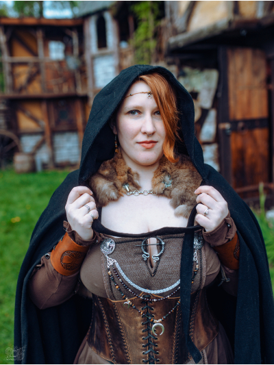 Trollfelsen_Mittelalter_Umhang_Zenta_Schwarz_2